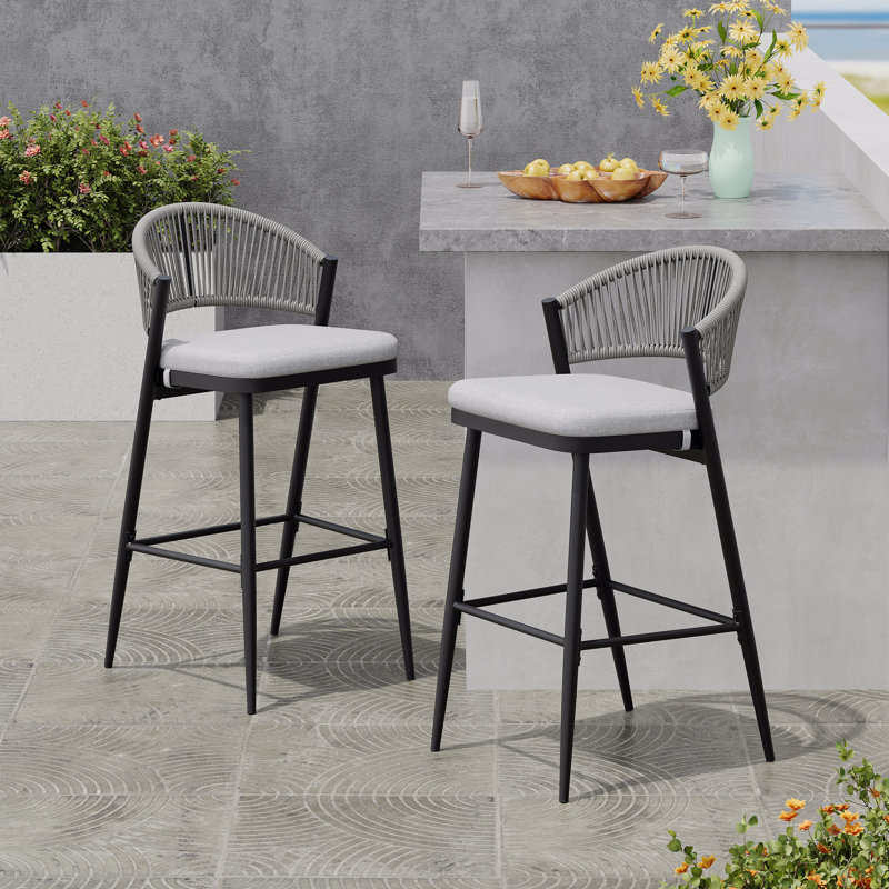 Ensemble de 2 tabourets de bar d'extérieur, structure en métal d'une hauteur de siège de 30,25 po avec dossier en forme de feston en rotin de polyéthylène