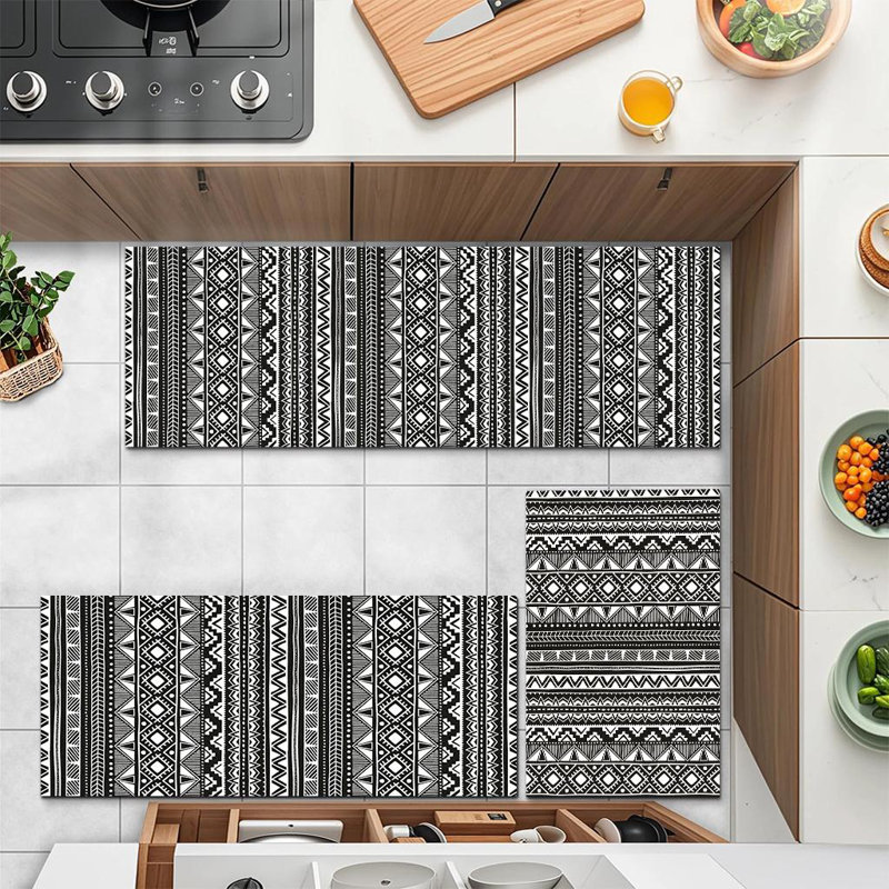 Cet ensemble de tapis de cuisine de style bohémien comprend trois tapis antidérapants et des tapis de cuisine lavables, parfaits pour les salons, les entrées, les salles de lavage, et plus encore.