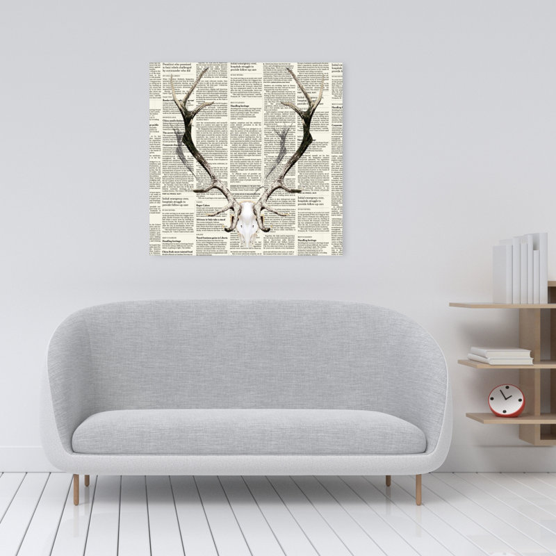 Toile rustique avec des animaux bruns | Cornes de cerf sur un décor de journal, H 24 po x l 24 po