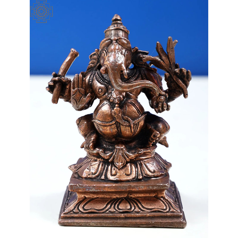 Petite figurine Ganesha assise sur un piédestal haut