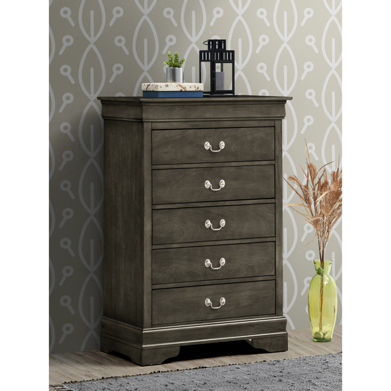 Meuble de rangement élégant pour la chambre à coucher - Sculptures ornées, guides en métal stables, solution de rangement pratique, moulures courbées fonctionnelles, guides pour, intérieur spacieux