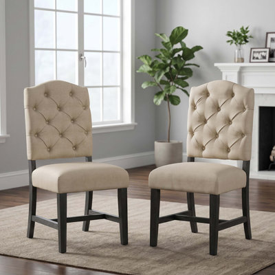 Ensemble de chaises de salle à manger rembourrées de style rétro avec support à haut dossier, rembourrage en mousse dense, pieds en bois massif et conception élégante capitonnée pour les espaces de salle à manger ou de salon.