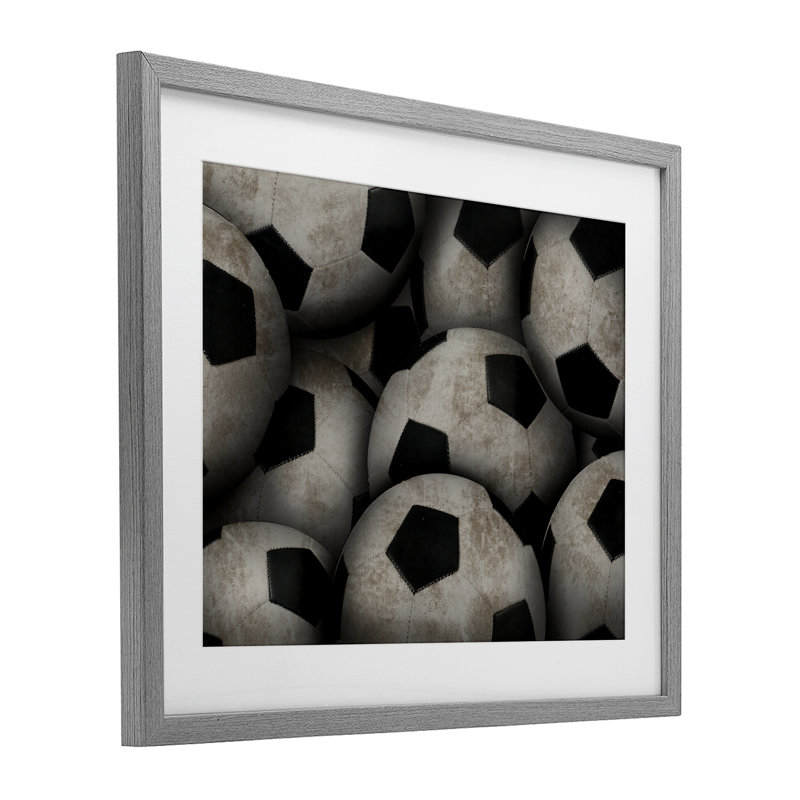 «Bin Of Soccer Balls», reproduction encadrée sous verre, conception de Marcus Prime, H 13 po x l 16 po, Cadre de ferme gris