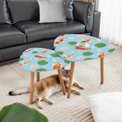 Ensemble de 2 tables basses gigognes triangulaires vertes, motif minimaliste moderne de carpes koï et de fleurs de lotus roses. Tables d'appoint empilables et peu encombrantes, idéales pour les familles et les locataires, pour le salon ou la chambre. Décoration intérieure.
