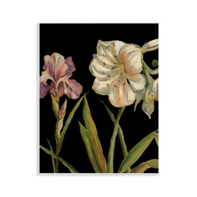 «Iris Flowers on Black» par Patricia Pinto