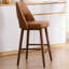 Tabouret de comptoir rembourré en similicuir Ryden avec pieds en bois-907980312