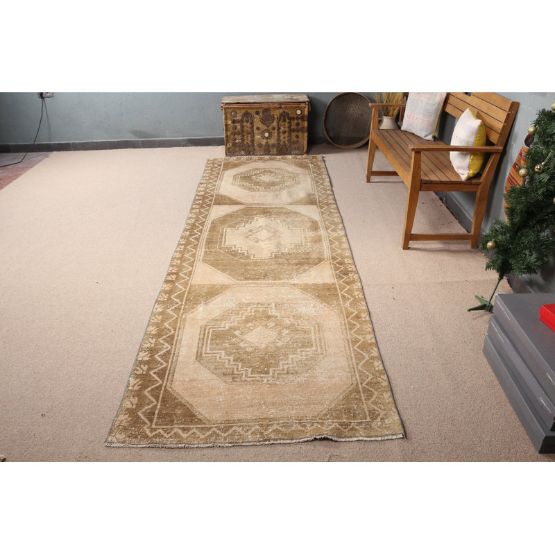Tapis de couloir turc rétro dans des tons neutres avec motif géométrique pour décor bohémien