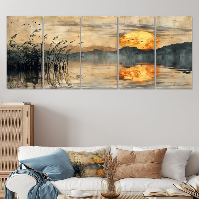 Coucher de soleil japonais doré sur un lac en été I - ensemble d'art mural au Japon, H 28 po x l 60 po