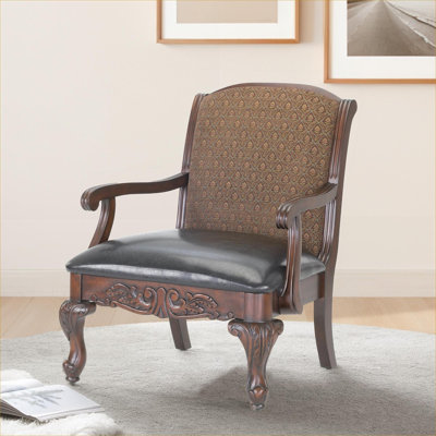 Fauteuil d'appoint en bois massif à finition brune et généreusement sculpté à la main pour le salon