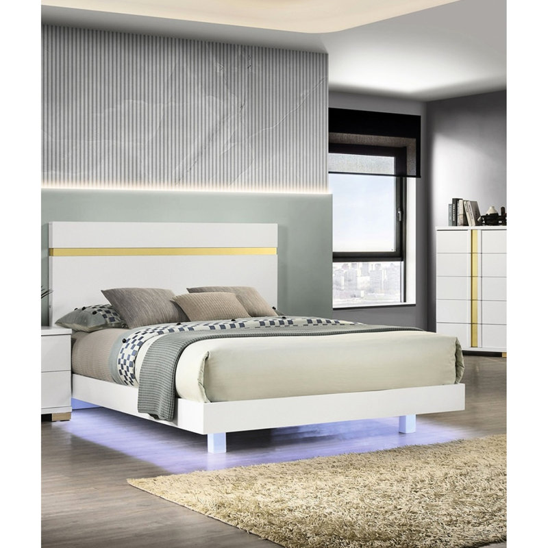 Structure de lit double, DEL sous le lit, design contemporain blanc / or, bois d'ingénierie, métal, garniture en acrylique, matelas blanc / or moderne, prêt, housses