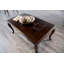 Table basse de style traditionnel avec pieds courbés, structure en bois massif et motif sculpté orné au fini cerisier foncé