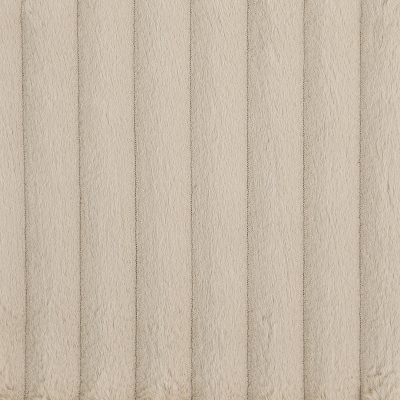Revêtement beige moderne avec des courbes élégantes, un banc en forme de reins, des coussins décoratifs rembourrés et des pieds fuselés en métal noir pour les coussins courbés de la maison