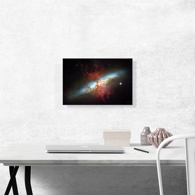 Hubble Telescope Starburst Galaxy Messier 82 - reproduction de photo sur toile tendue, H 12 po x l 18 po x 1,5 po