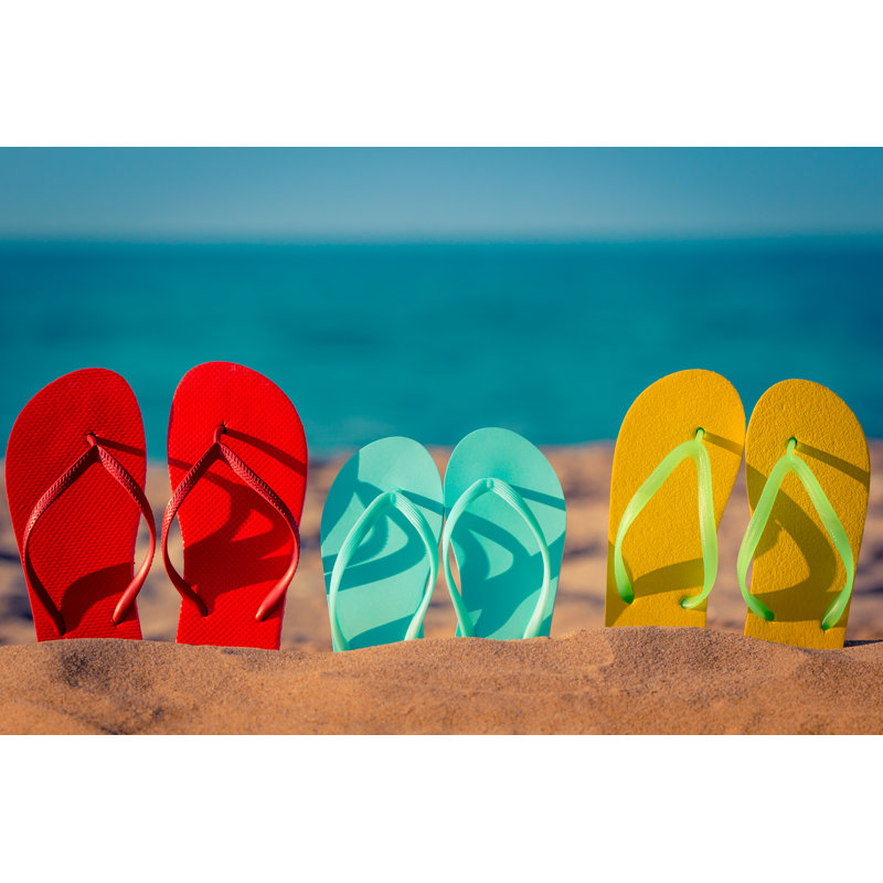 Beach Flip-Flops on the Sand - Photographie sur toile tendue, H 32 po x l 48 po