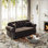 Luxueux canapé rembourré en velours avec garniture cloutée, accoudoirs roulés et capitonnage à boutons, comprend 2 coussins complémentaires, pour un décor moderne de style Mid-Century.