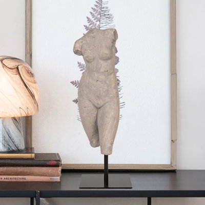 Figurine féminine sculpturale en résine sur pied