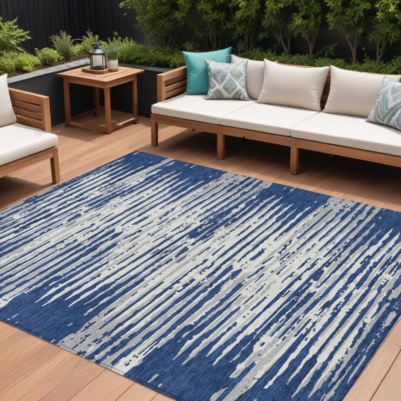 Tapis extérieur lavable rayé bleu marine et ivoire 8 pi x 10 pi