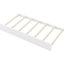 Lit de jour pleine grandeur en bois blanc avec tablettes de rangement, revêtement élégant, station de charge et lit gigogne pour une solution pratique dans la chambre à coucher, tout en confort - pour une recharge accrue et un espace polyvalent