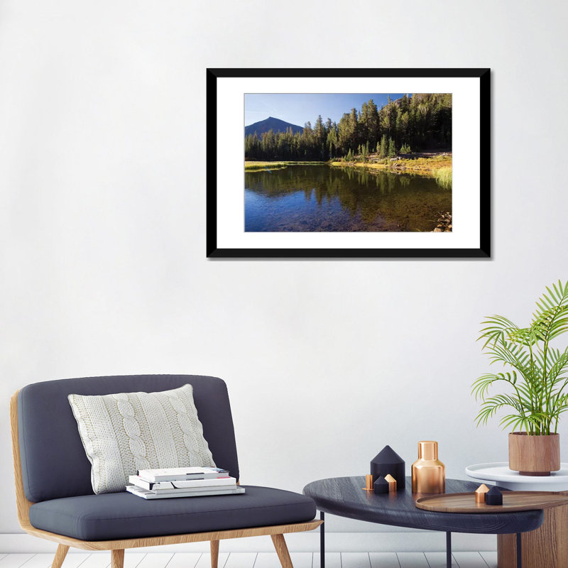 «Lake with Mountain Range», reproduction de photo sur toile, H 24 po x l 32 po x P 1 po, Papier d'art encadré noir, Blanc