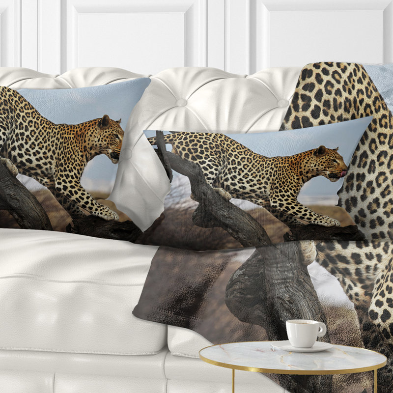Léopard marchant sur un arbre - coussin décoratif imprimé animal