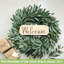 Couronne artificielle de 22 pouces pour porte d'entrée, couronne en fausse feuille d'olivier avec baies olive et panneau de bienvenue en bois, couronne de campagne verte toutes saisons pour fenêtre de porche, décoration intérieure et extérieure