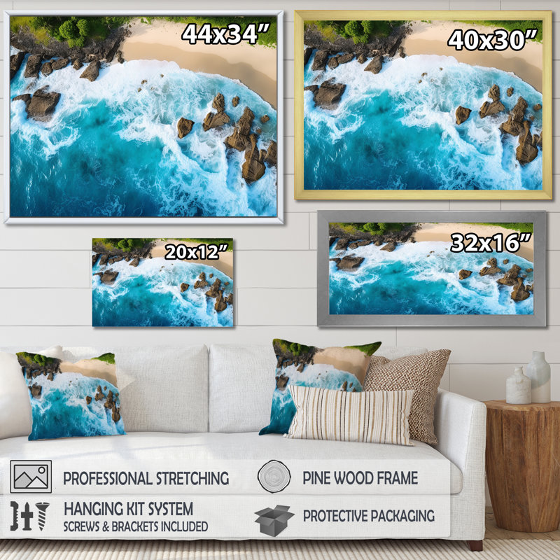 Vue aérienne de la plage rocheuse II - plage et océan, art mural, H 12 po x l 20 po x P 1 po, Cadre flottant blanc