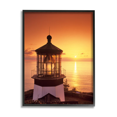 Phare au phare au coucher du soleil par Dennis Frates