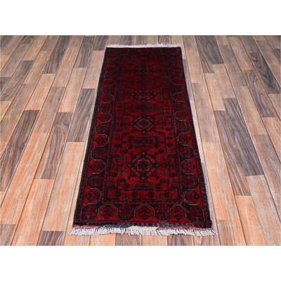 Tapis oriental court et étroit rouge foncé cramoisi 1 pi 10 po x 5 pi, motif andkhoy afghan avec motif géométrique, laine douce et veloutée nouée à la main