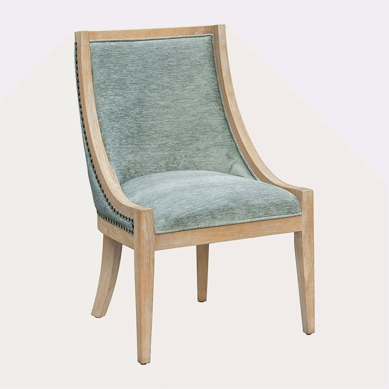 Chaise rembourrée avec garniture cloutée