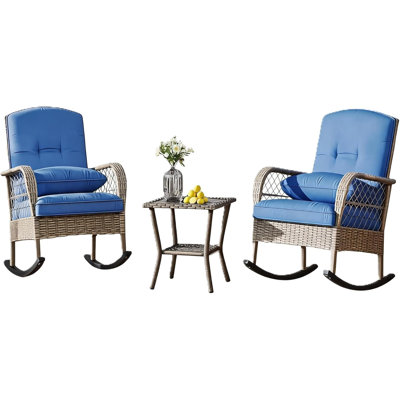 Ensemble bistro 3 pièces en rotin PE en rotin toutes saisons, bascule robuste à haut dossier en acier antirouille avec coussins à fermeture à glissière lavables et table basse assortie pour patio de jardin, brun et bleu