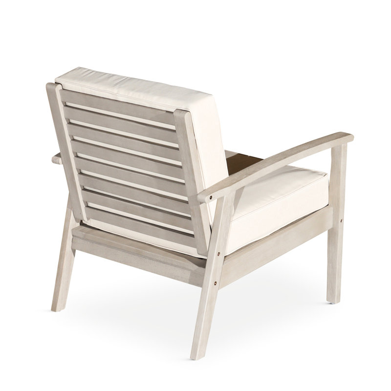 Fauteuil à assise profonde en eucalyptus gris argenté avec coussins foncés, pour une utilisation extérieure et une détente idéale