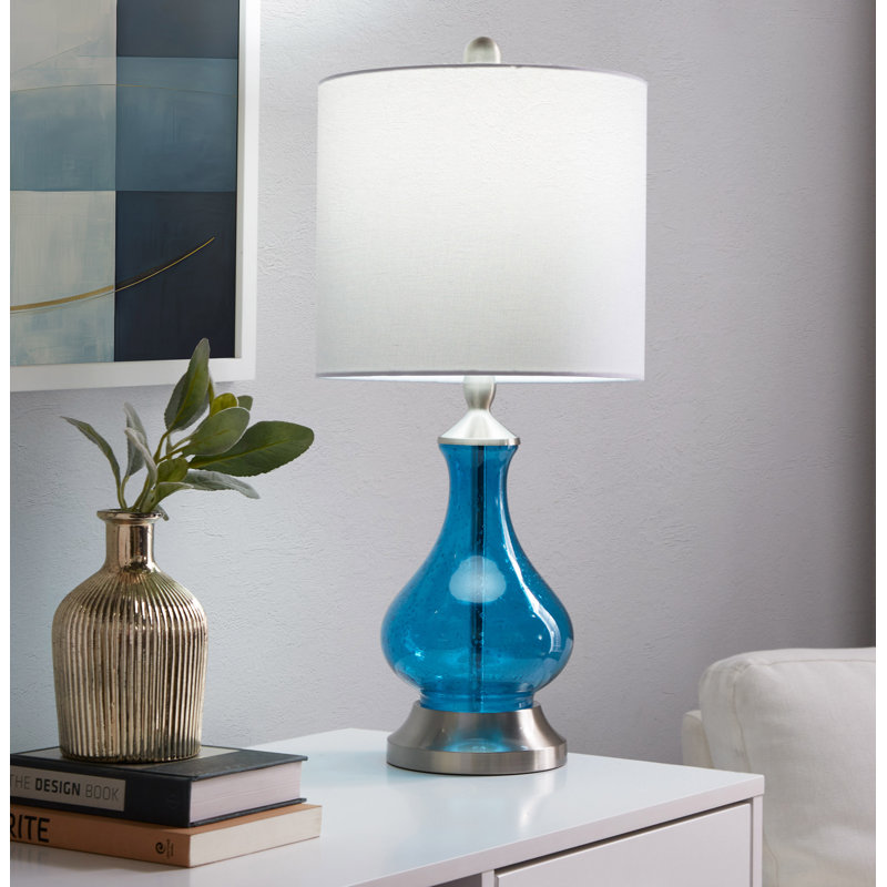 Lampe contemporaine en verre, verre saphir bleu transparent, nickel brossé et abat-jour en lin blanc