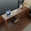 Bureau rectangulaire brun en bois massif avec 4 tiroirs-592004414