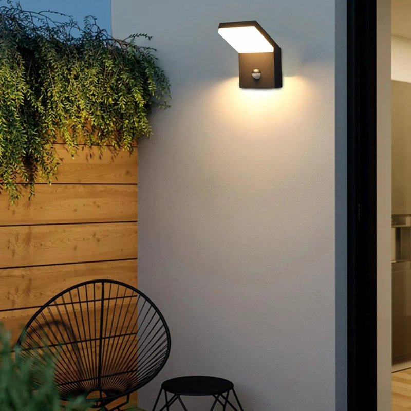 Applique murale d'extérieur moderne à DEL avec capteur de mouvement - plage de luminosité et de détection réglable, imperméable IP54, lanterne noire en aluminium pour porche, garage, allée
