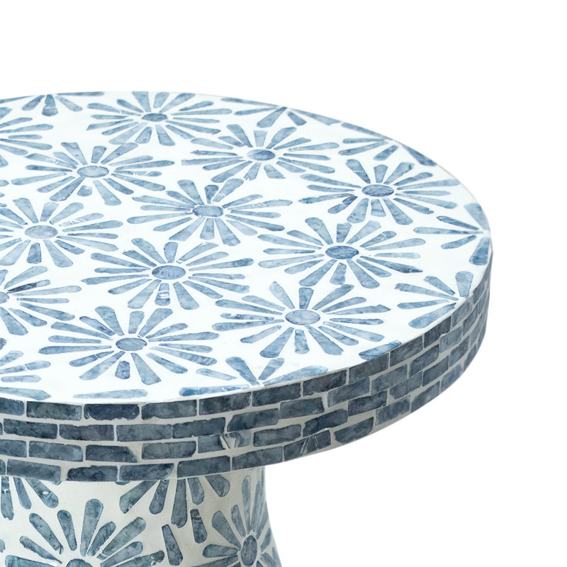 Table de bout en mosaïque Shell, Motif floral bleu