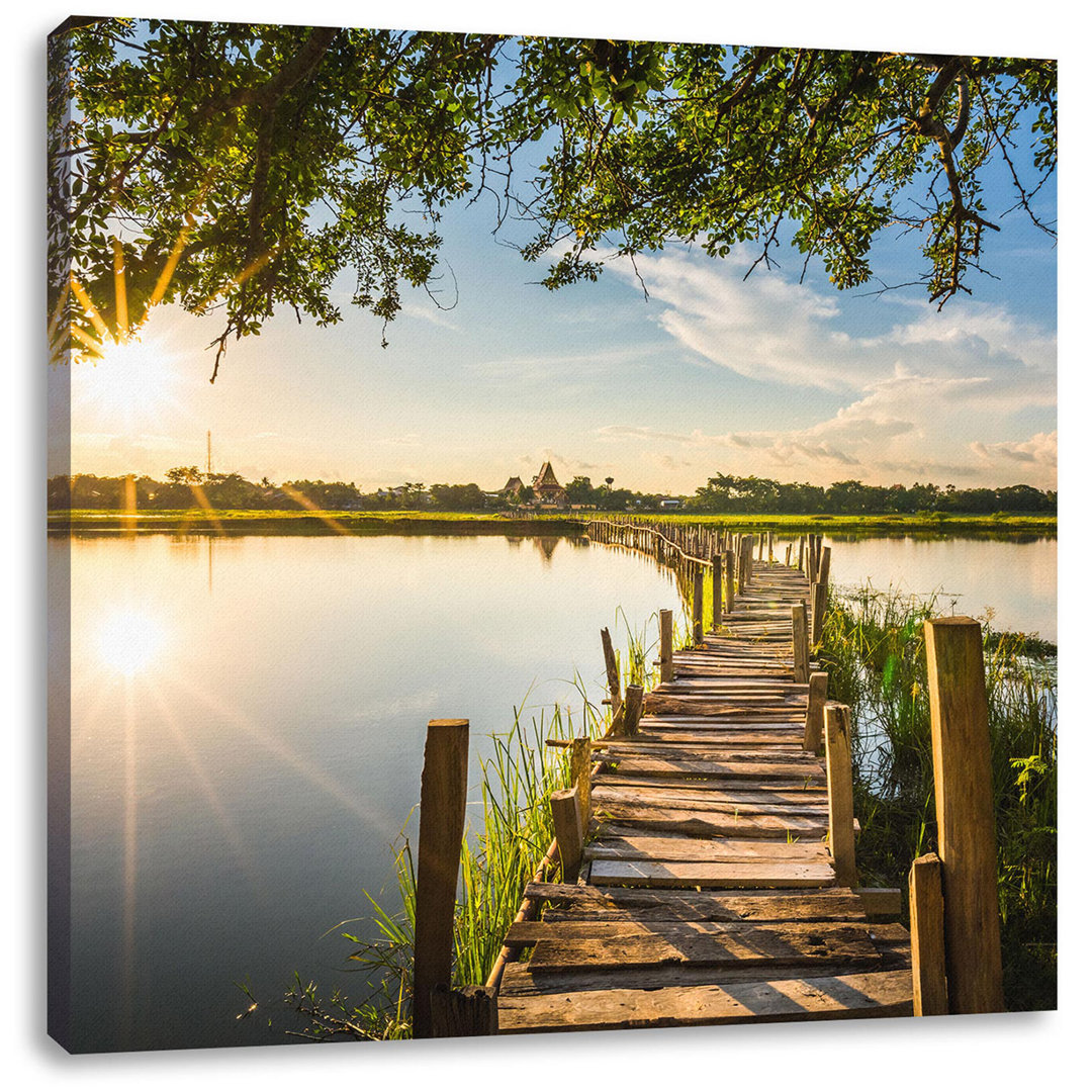 Leinwandbild Hölzerne Brücke über den Natursee im Sommer