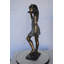 Statue fille debout en bronze à l'écoute d'une coquille de Polly - Taille: L 16 po x l 12 po x H 37 po.