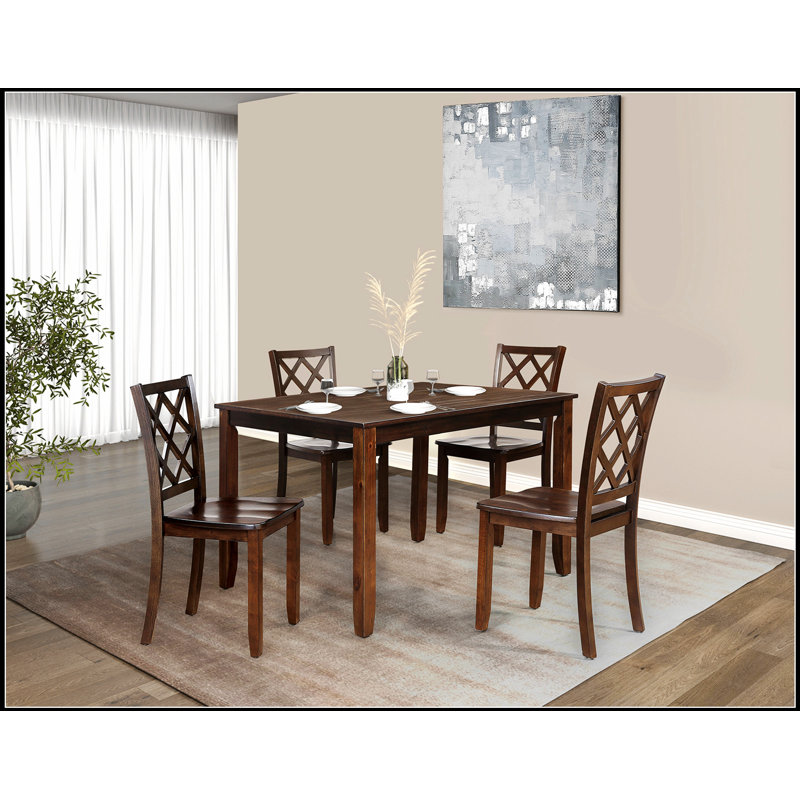 Table de salle à manger extensible au fini noyer Ginny, parfaite pour les repas élégants et fonctionnels dans n'importe quelle maison.