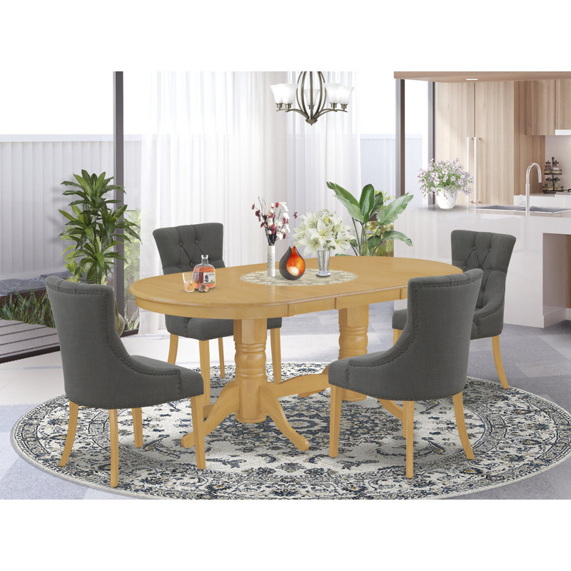 L'ensemble de table de salle à manger 5 pièces pour 4 personnes comprend une table de cuisine ovale avec une rallonge papillon et 4 chaises Parson en tissu de lin Gotham foncé, chêne