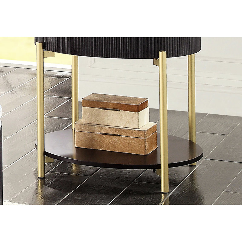 Table de bout contemporaine en faux marbre blanc avec détails en noyer foncé et or
