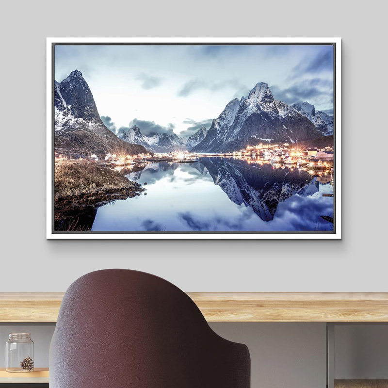 «Winter Snow Mountain City Light Village» sur toile, Cadre blanc, H 16 po x l 24 po x P 1,5 po