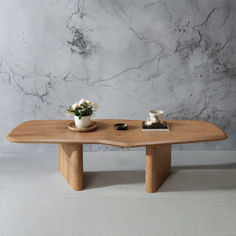 Une table basse en placage de frêne rustique, parfaite pour un petit salon, ajoutant une touche naturelle.