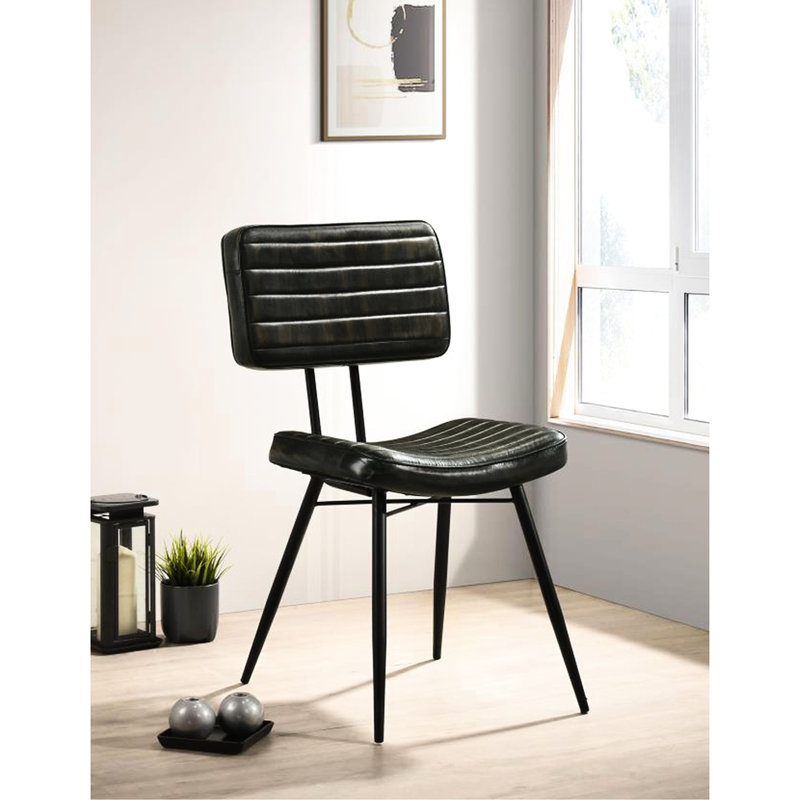 Deux chaises de salle à manger noires, recouvertes de cuir. Cuir fait à la main, pieds en métal, élégants pour une pièce. Coussins rembourrés.