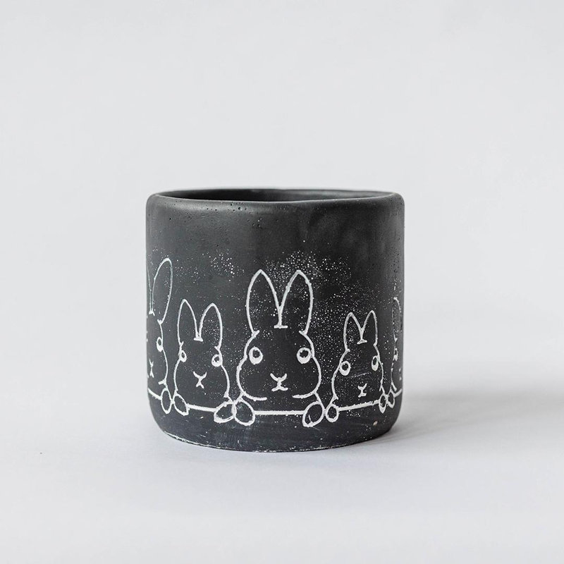 Jardinière en ciment noir avec lapins blancs, H 5 po x l 5,50 po x P 5,50 po