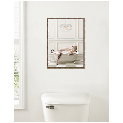 «Cheetah Traditional Chandelier Bath» par Amy Peterson, reproduction d'art sur toile encadrée
