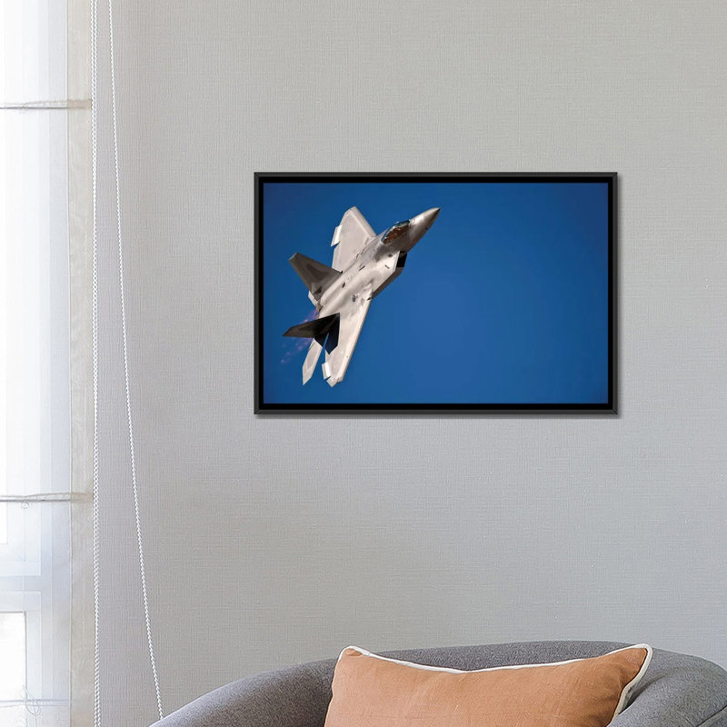 Reproduction de photo sur toile «An F-22 Raptor Avion Performs pendant l'aviation nation 2010», H 26 po x l 40 po x P 1,5 po