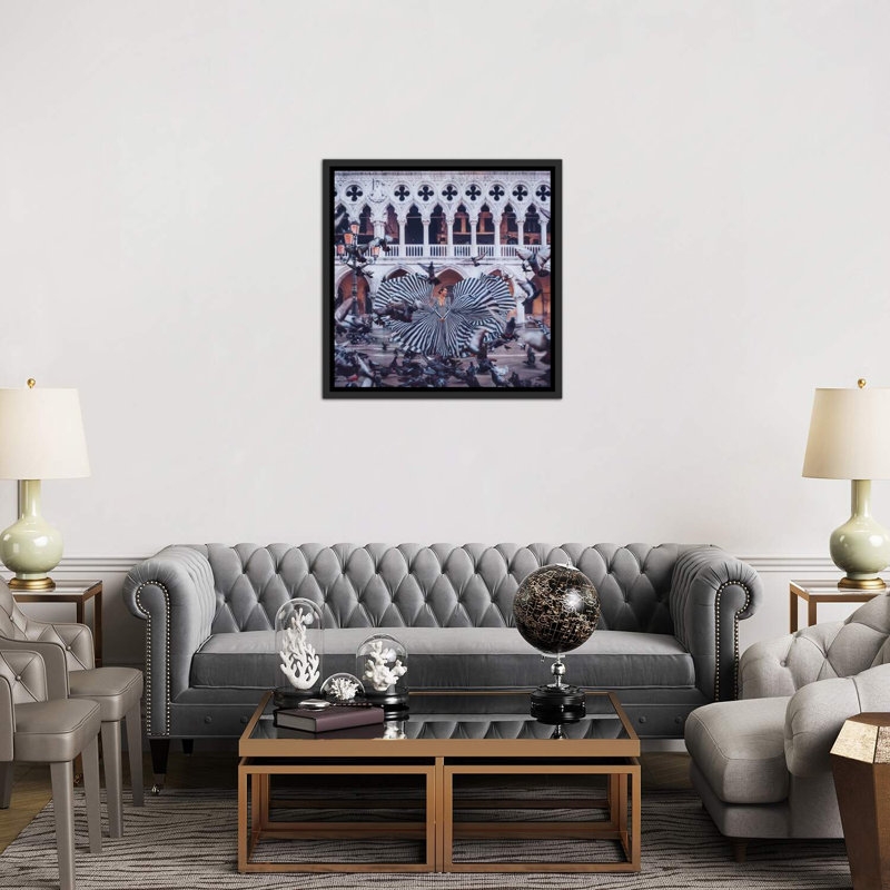 «Pigeons», reproduction sur toile tendue, H 37 po x l 37 po x P 1,5 po, Toile avec cadre noir patiné