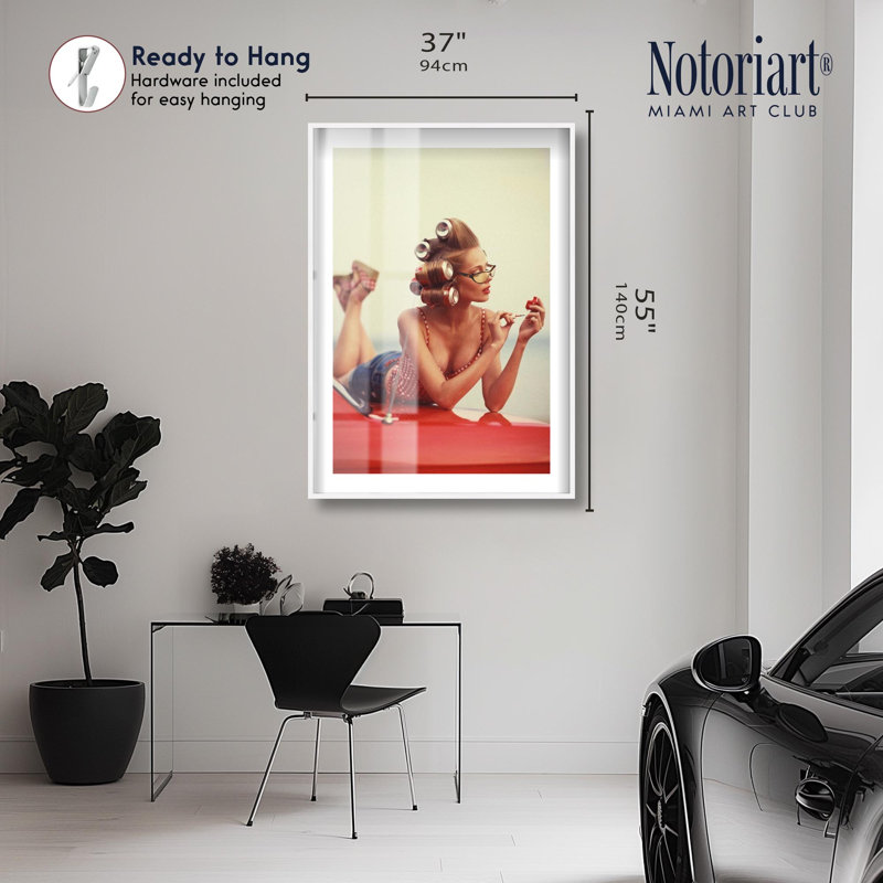 «Not Your Girl Shadowbox» par Notoriart, H 55 po x l 37 po, Blanc