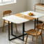 Table de salle à manger moderne 4-6 places, plateau en faux marbre et grain de bois avec structure en métal noir, convient à la cuisine et à la salle à manger