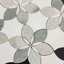 Jet d'eau - carrelage mosaïque en marbre et motif de marguerites-105790892